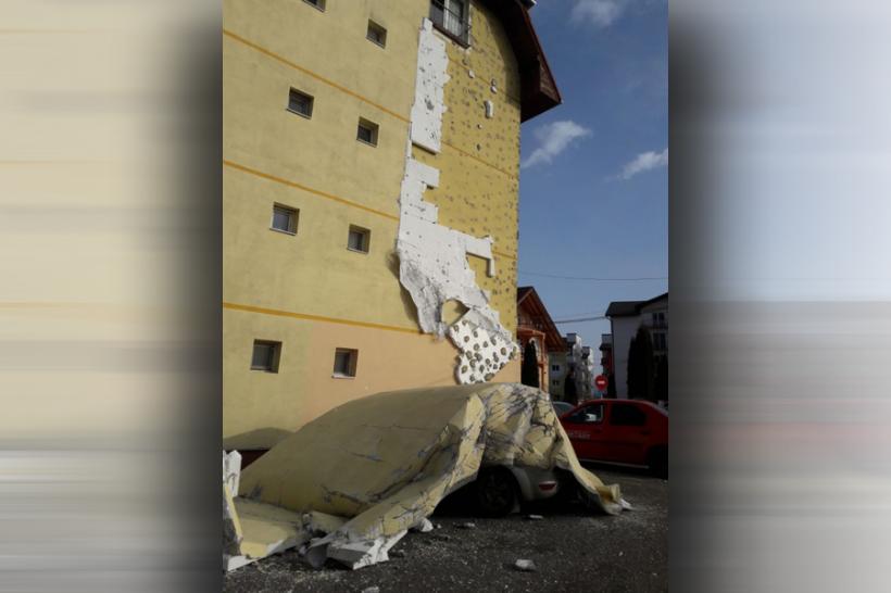 Un bloc din Sibiu a rămas fără izolație din cauza... vântului