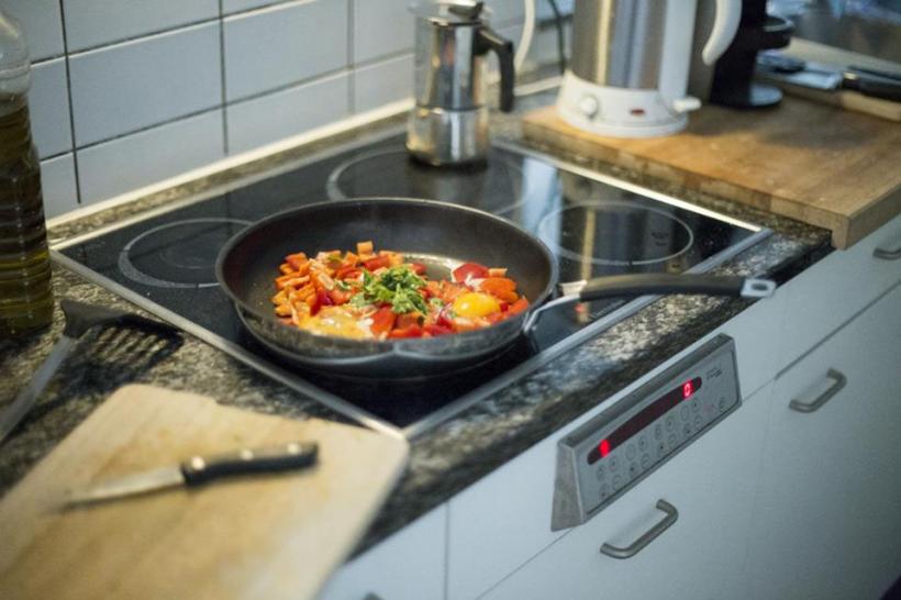 Scapă de griji în bucătărie! Cum poți curăța rapid și eficient tigăile de gătit!