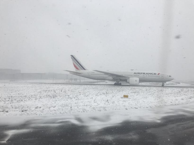 Peste 200 de zboruri anulate din cauza zăpezii căzute la Paris