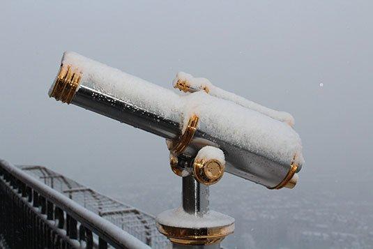 Turnul Eiffel, acoperit de gheață și zăpadă, este închis vizitatorilor