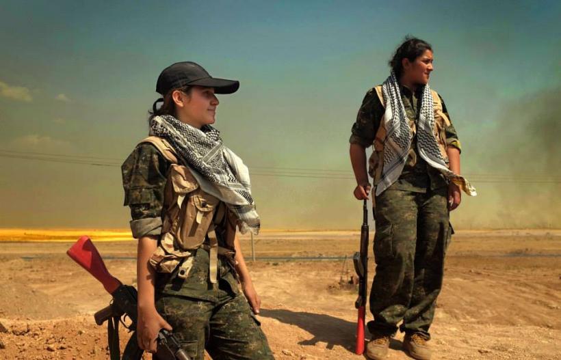 Aproximativ 800 de femei care s-au alăturat grupării Statul Islamic sunt reținute în nordul Siriei