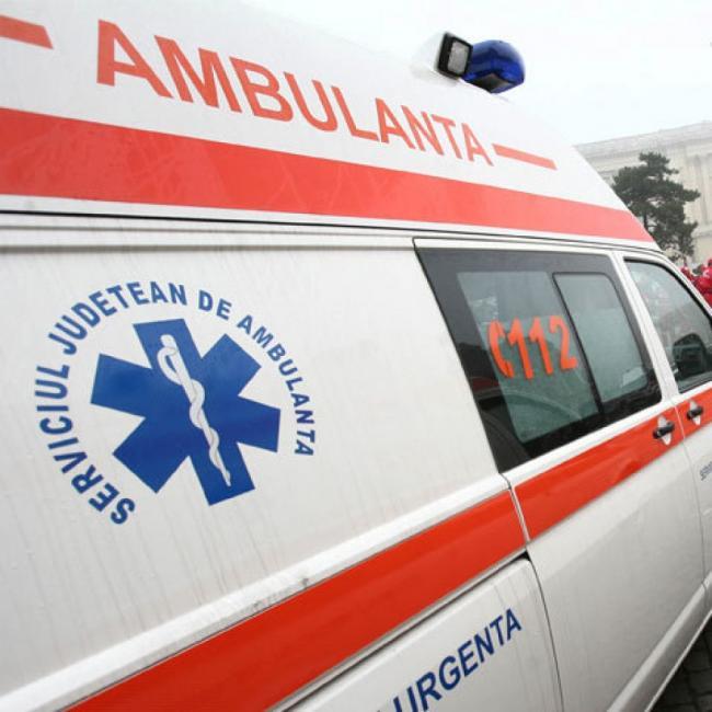 Hunedoara: O ambulanță a fost lovită de un autoturism. Un pieton a fost rănit
