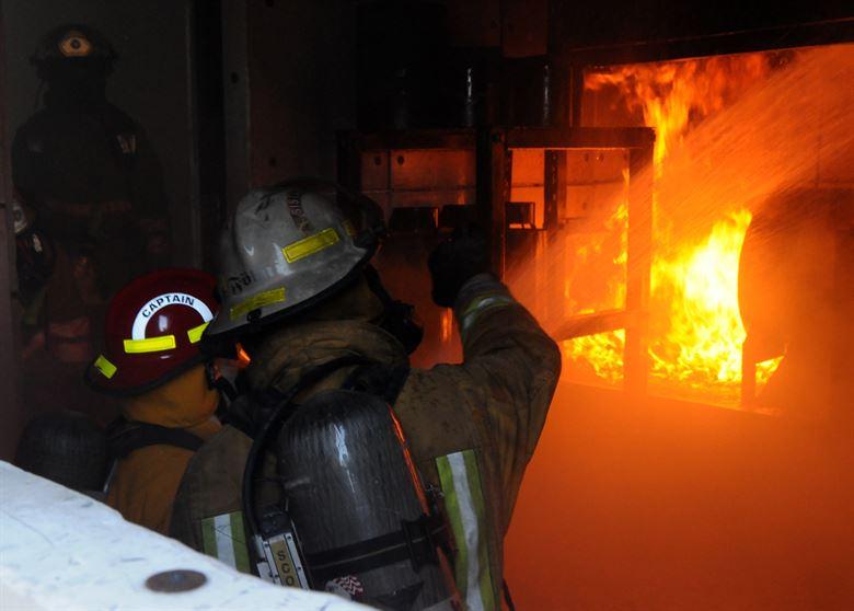 Incendiu într-un bloc de garsoniere din Târgu Neamț; cel puțin 200 de persoane au fost evacuate