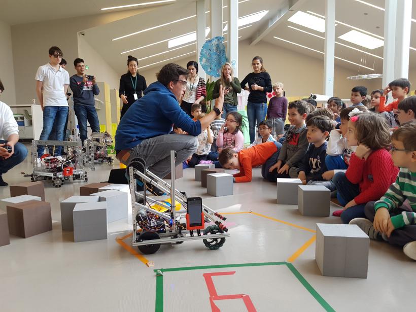Școala Americană Internațională din București organizează o competiție internațională de robotică la care participă 130 de elevi din Europa