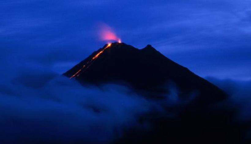 Alertă în Costa Rica! Vulcanul Turrialba degajă o coloană de cenunşă la un kilometru deasupra craterului
