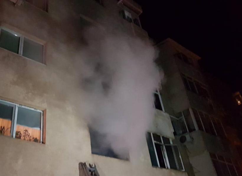 O explozie devastatoare a distrus un apartament în Iaşi! Trei persoane, printre care un copil, au ajuns la spital