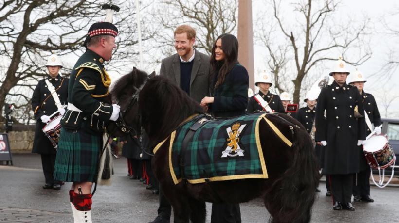 Prinţul Harry şi Meghan Markle, primiţi cu entuziasm la Edinburgh