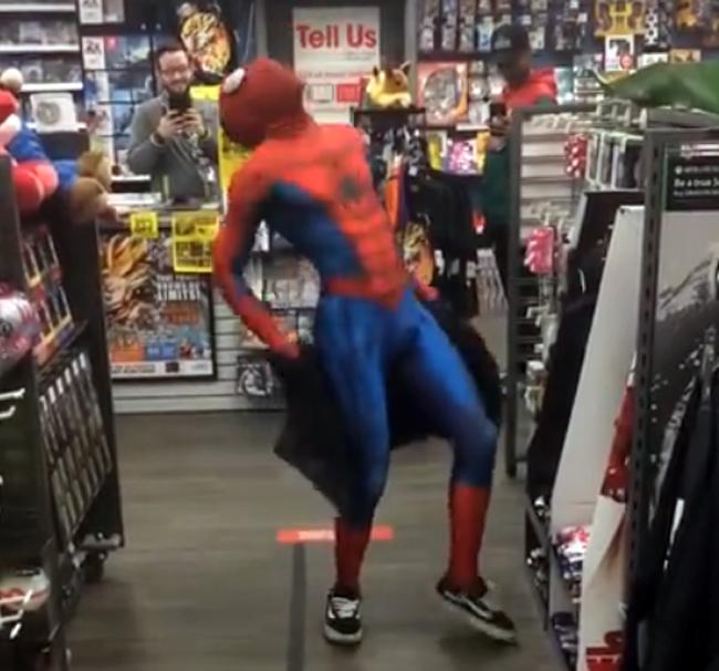 VIDEO - Spiderman, prins dansând printre rafturile unui magazin