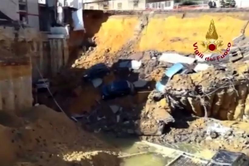 VIDEO - 22 de familii evacuate după ce un crater uriaş a înghiţit mai multe maşini la Roma