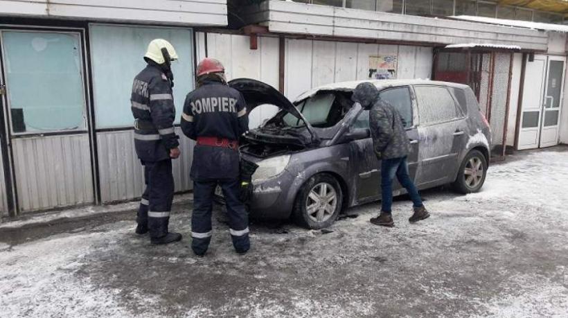 Alertă la Piatra Neamț! Un autoturism a fost cuprins de flăcări în apropierea unei piețe