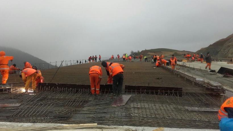 Atentie: CNAIR face lucrari de montare a parapatelor de beton