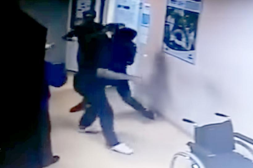 VIDEO - Medic snopit în bătaie pe holul spitalului din Mioveni