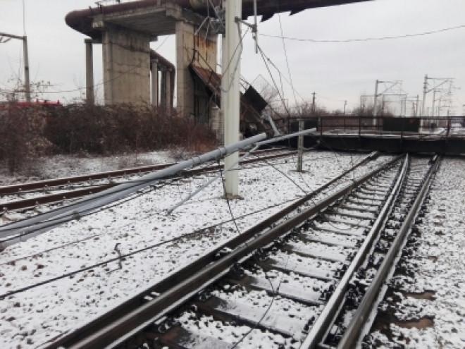 6 trenuri sunt blocate din cauza pasarelei prăbușite lângă Ploiești