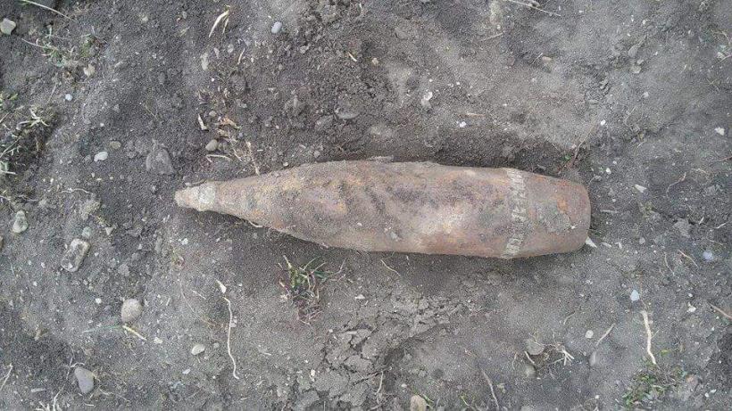 Descoperire incredibilă în Tulcea! Un sătean a găsit în curte o bombă de aruncător neexplodată din Al Doilea Război Mondial