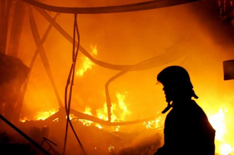Incendiu devastator la o pensiune din Buşteni! Șapte adulţi şi trei copii au fost evacuați de urgenţă 