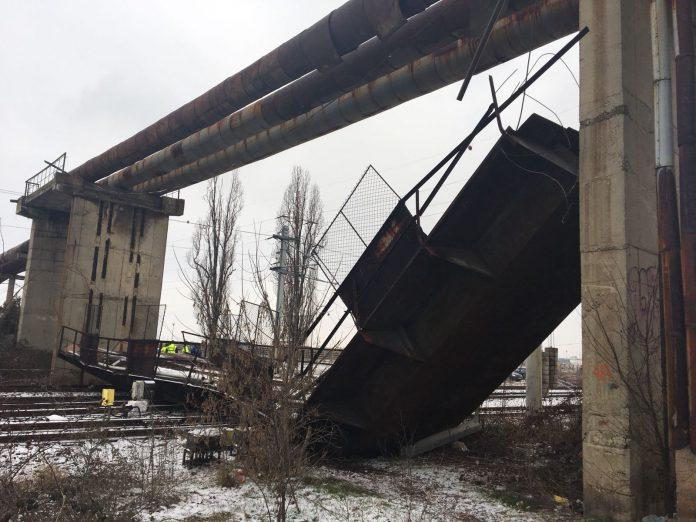 VIDEO - O pasarelă s-a prăbuşit peste liniile de lângă Gara Ploieşti Vest. Traficul feroviar este blocat