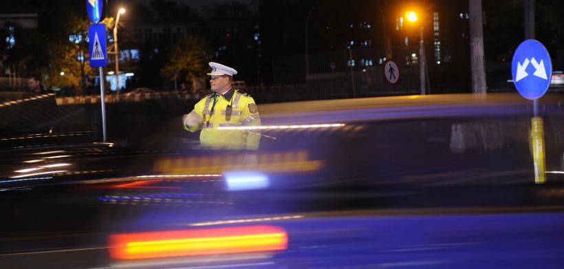 Poliţist acroşat de un autoturism în timp ce verifica documentele unui şofer, în Capitală