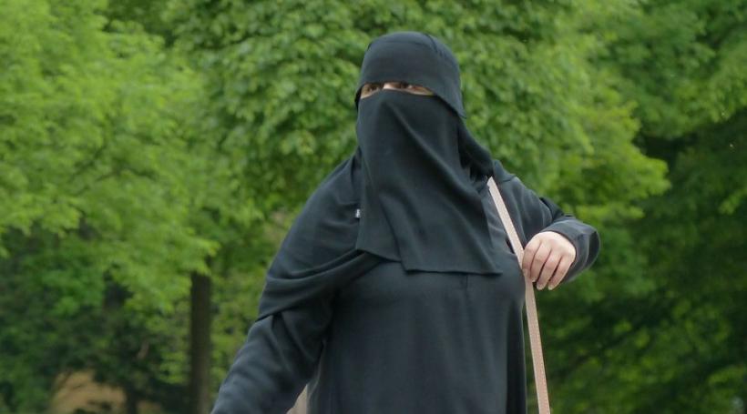 Un profesor universitar ROMÂN amendat pentru că a întrebat o studentă de ce poartă burka