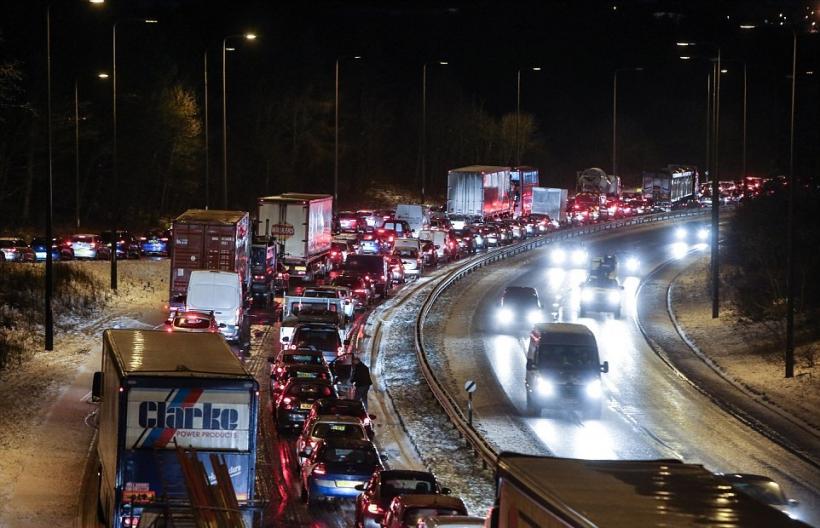 &quot;Bestia din Est&quot; aduce zăpadă şi probleme de trafic în Marea Britanie