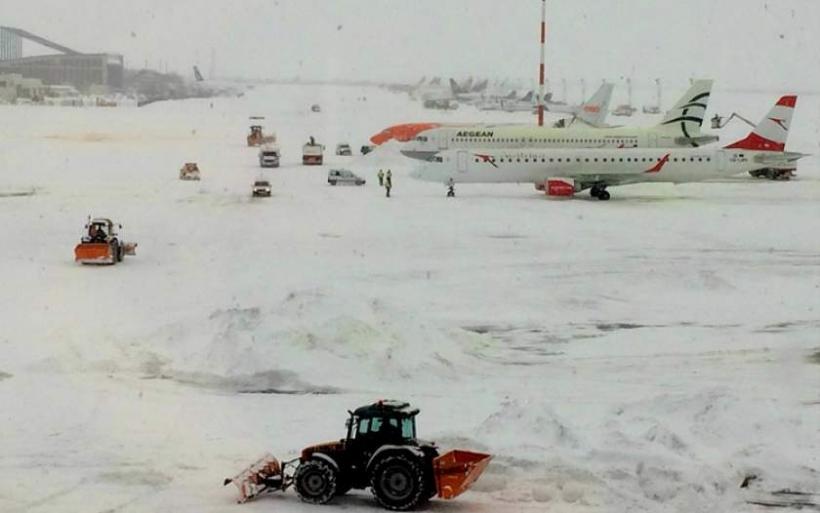 Haos în aeroportul Otopeni! O cursă a fost anulată și alte opt au întârzieri din cauza condiţiilor meteo extreme