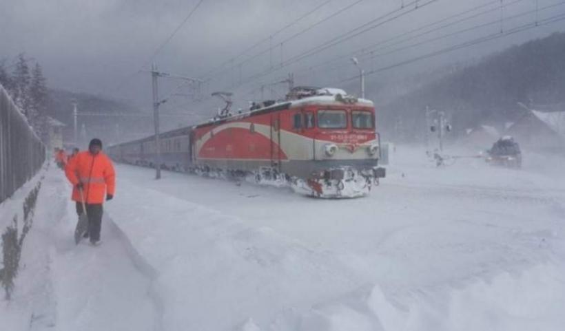 Iarna face ravagii! Zeci de trenuri au întârzieri din cauza gerului şi a zăpezii