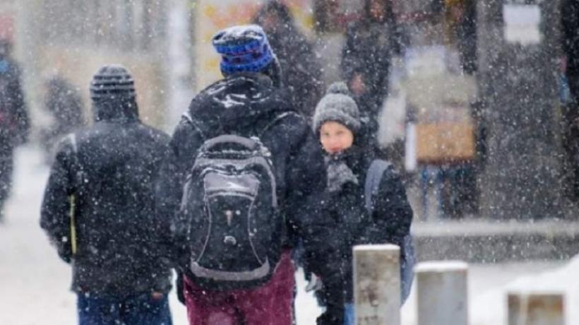 În capitală zeci de şcoli sunt închise de vremea rea. Când vor recupera elevii orele pierdute