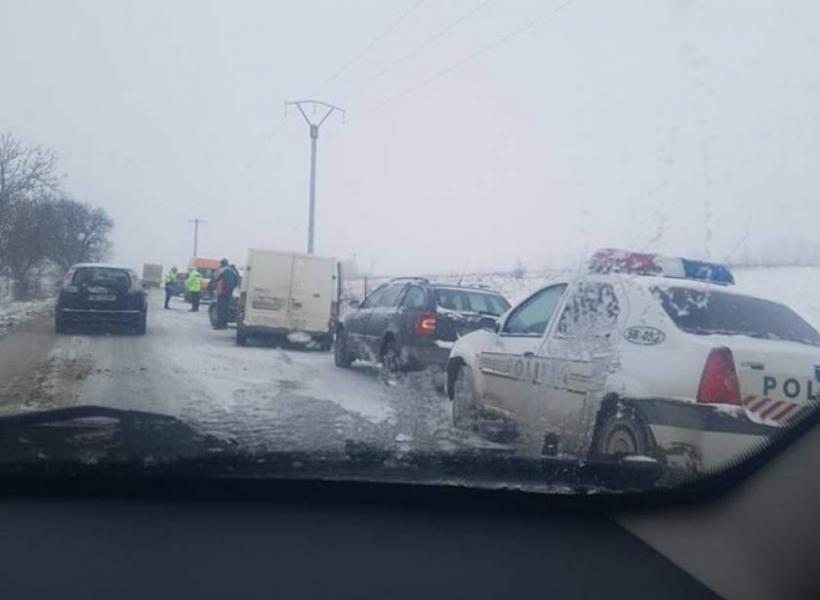 Trei persoane au fost rănite la Sibiu, după ce un autoturism a intrat în coliziune cu un microbuz