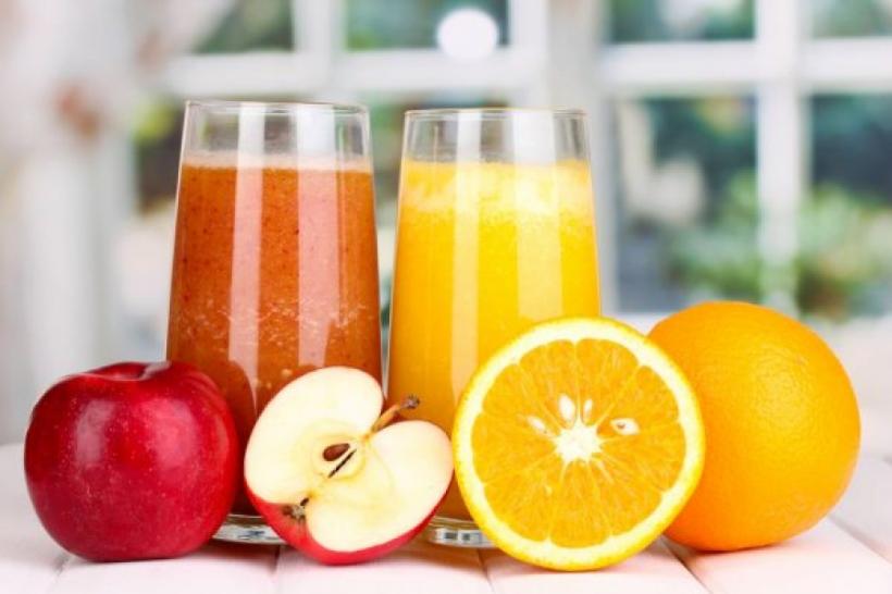 Cum se beau corect sucurile de fructe. Ce contraindicații au