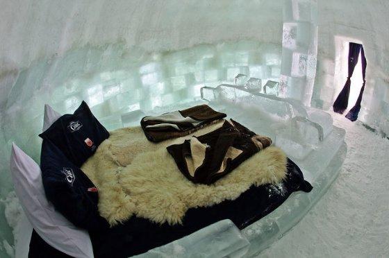 Experienţă inedită! Patru turişti, doi români şi doi americani, au dormit în Hotelul de Gheaţă în cea mai friguroasă noapte din 2018