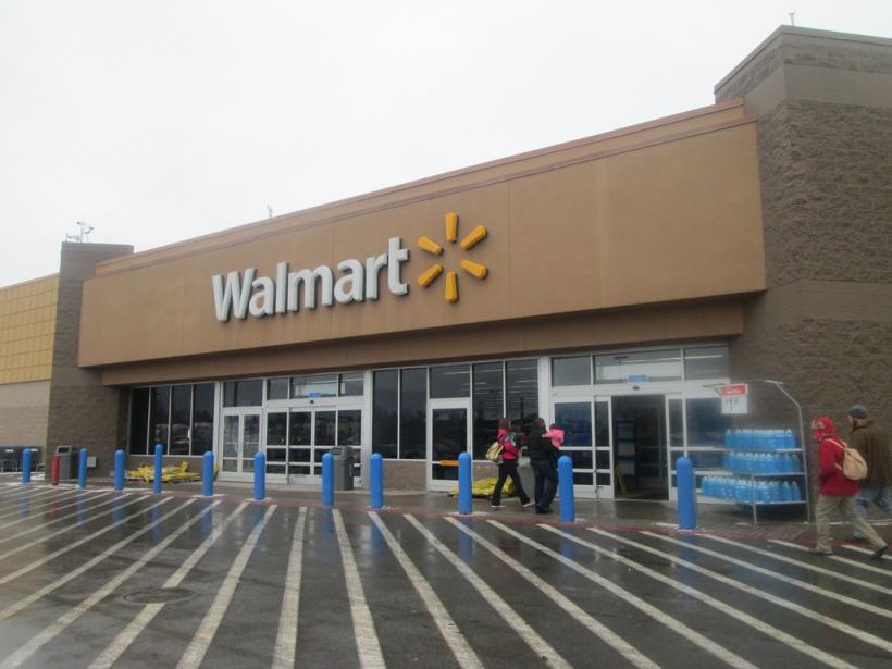 Walmart este al doilea retailer major care anunță restricții în vânzarea de arme