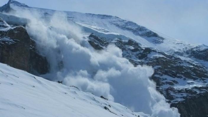 Intervenție dificilă în munții Vrancei! O tânără de 36 de ani este căutată de zeci de salvatori montani, după ce a fost surprinsă de avalanşă