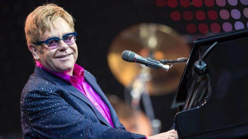 Elton John a părăsit scena în timpul unui concert din cauza unui admirator &quot;nepoliticos&quot; 