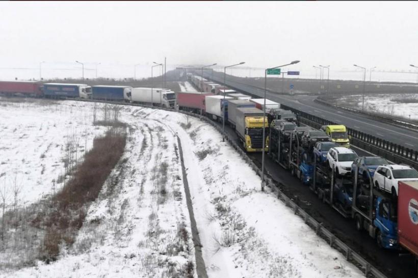 Coloane de sute de camioane la Nădlac II. Șoferii așteaptă câte 10 ore la graniță