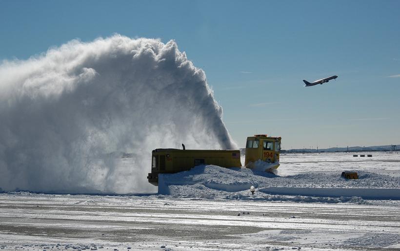 Sute de zboruri anulate la New York din cauza zăpezii