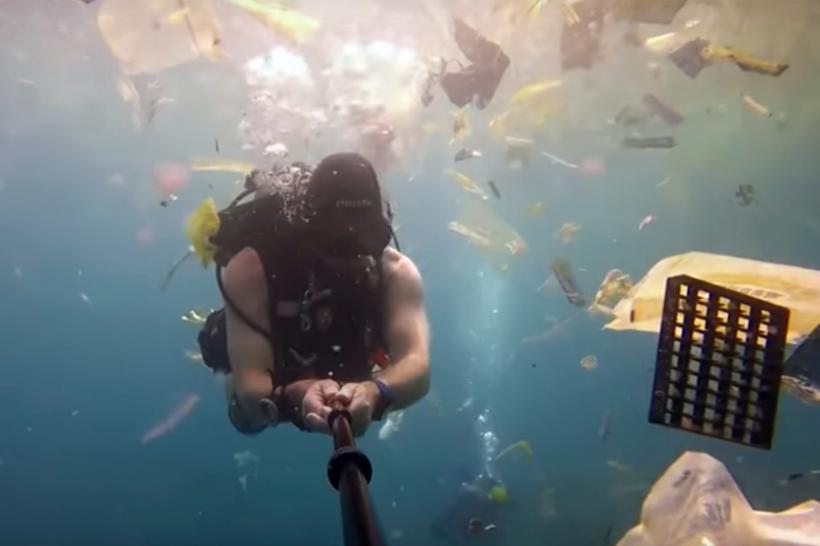 VIDEO - Imagini cutremurătoare! Oceanul, sufocat de deșeuri din plastic în preajma insulei Bali