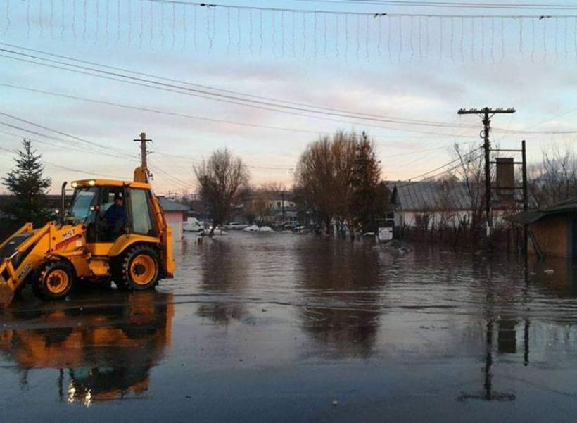 Alertă de inundaţii în Teleorman! Mai multe străzi şi case au fost înghiţite de ape 