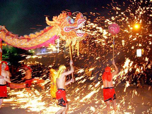 În China bărbaţii se aruncă în mijlocul focurilor de artificii pentru a alunga demonii în cadrul unei sărbători tradiţionale