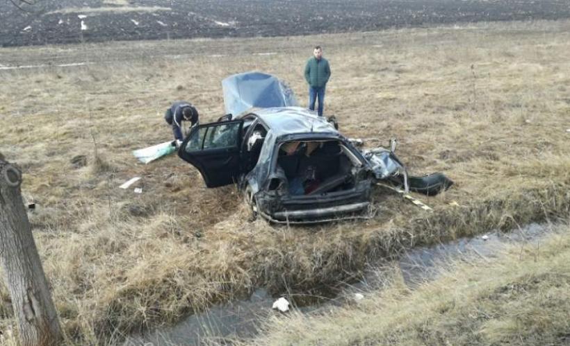 Accident teribil în Bistriţa! Un şofer care se uita pe facebook, pe telefon, s-a răsturnat cu maşina la 8 de metri de şosea