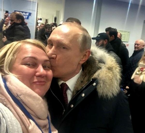 Cine este femeia sarutata de Vladimir Putin?