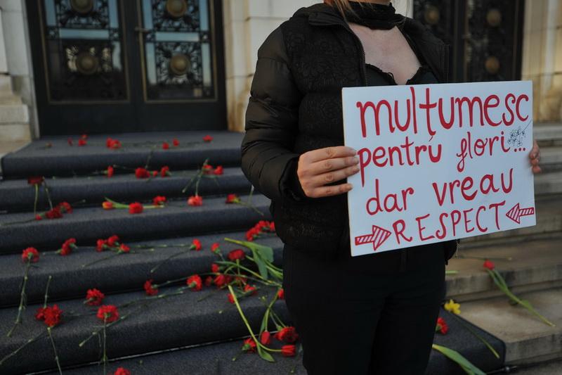 Protest de Ziua Femeii: „Nu-mi cumperi tăcerea cu o floare”