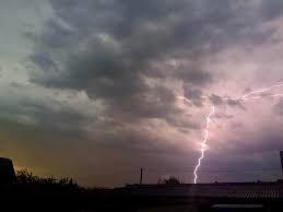 Alertă ANM! Meteorologii au emis cod galben de ploi, descărcări electrice şi vânt în mai multe judeţe din vestul ţării