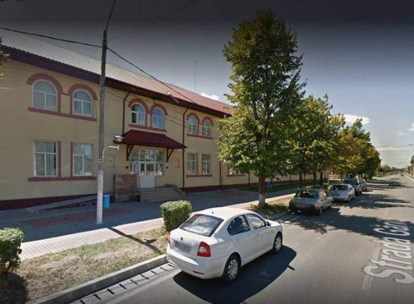 Şocant! Un pervers a fost prins în flagrant în timp ce se masturba în faţa unei şcoli din Dâmboviţa                                                                                                                                              
