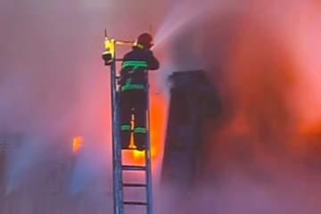 Un pompier din Neamţ a primit drept răsplată un pumn în faţă după ce a stins un incendiu puternic