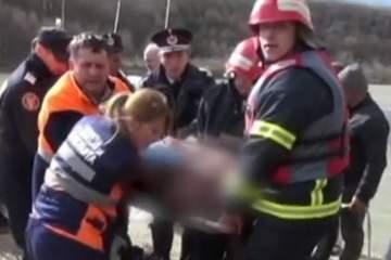 Intervenţie dramatică! O femeie a fost salvată în ultima clipă, după ce s-a aruncat de pe podul de la Cernavodă