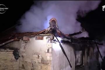 Incendiu devastator la o casă din Cluj. Proprietarul a reuşit în ultimul moment să scape din flăcările uriaşe