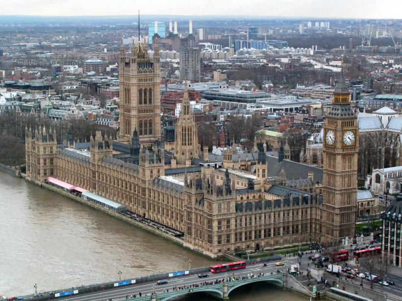 Poliţia britanică cercetează un alt colet suspect la Palatul Westminster