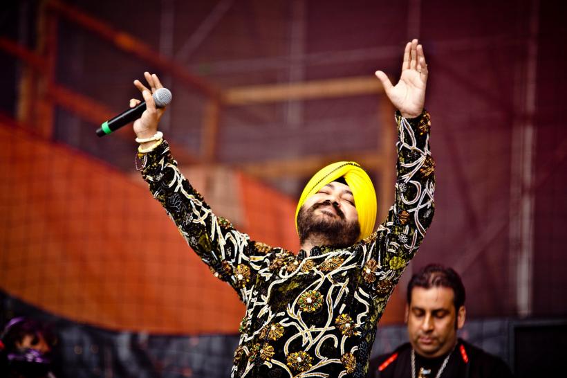 Cântăreț indian, condamnat la închisoare pentru că a introdus ilegal migranți în țară