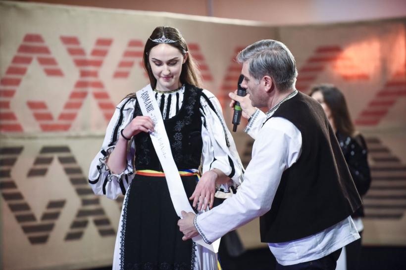 Raluca Marini, câștigătoarea “Ie, Românie”- Transilvania, a cochetat cu modellingul  și e pricepută la sfârnit porumbul
