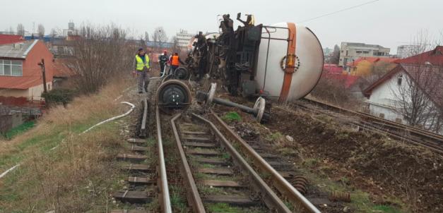 Două vagoane cisternă au deraiat pe un pod feroviar din Constanța