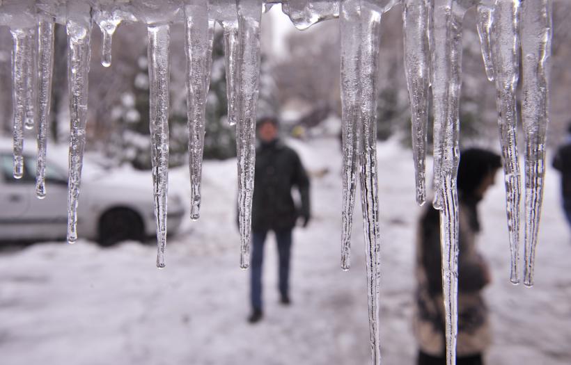 Prognoza METEO pentru perioada 18 - 21 martie 2018. Vremea se răceşte accentuat în Bucureşti; ploaie cu depunere de polei, lapoviţă şi ninsoare 18609358